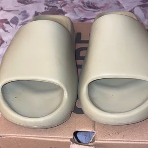 Yeezy Slide size 5